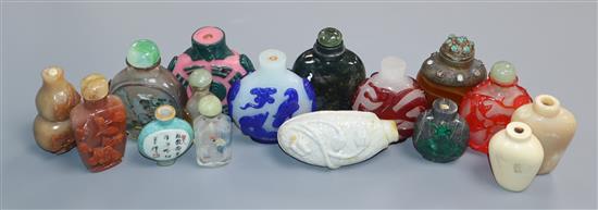 Sixteen assorted Chinese snuff bottles